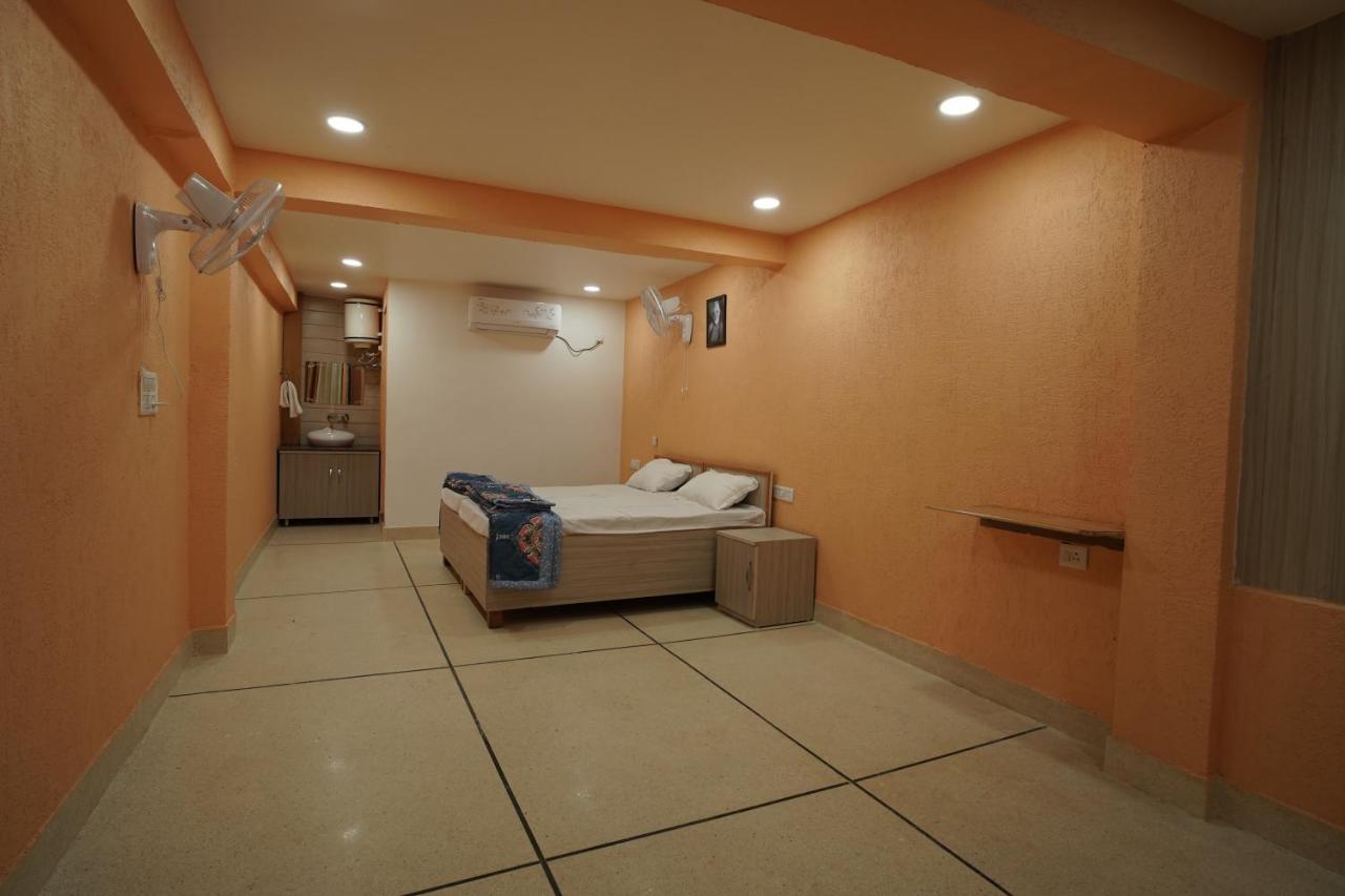 Abhayam Ashram Hotel Risikés Kültér fotó